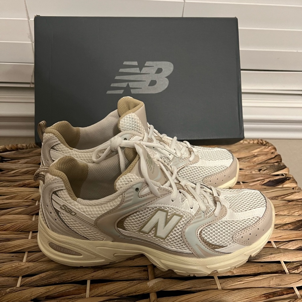 New never worn WOMEN'S NEW BALANCE 530 CASUAL SHOES